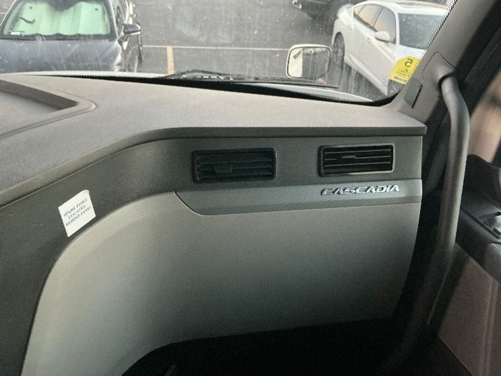 Sleeper Tractor-Heavy Duty Tractors-Freightliner-2022-T12664ST-Torrance-CA-449,545\n\t\tmiles-$ 80,250 - Image 14