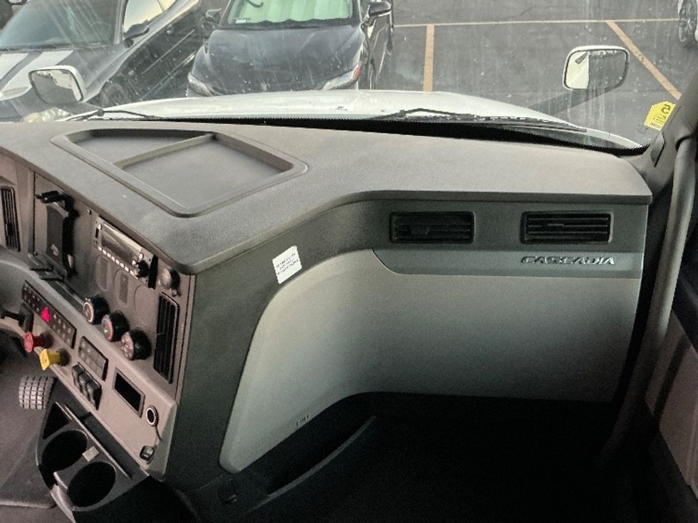 Sleeper Tractor-Heavy Duty Tractors-Freightliner-2022-T12664ST-Torrance-CA-449,545\n\t\tmiles-$ 80,250 - Image 15