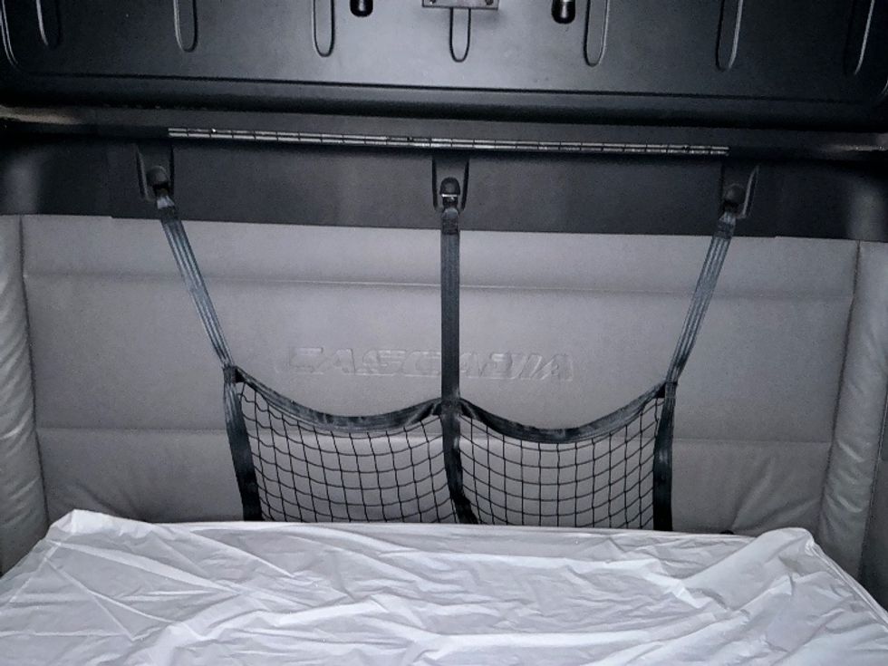 Sleeper Tractor-Heavy Duty Tractors-Freightliner-2022-T12664ST-Torrance-CA-449,545\n\t\tmiles-$ 80,250 - Image 16