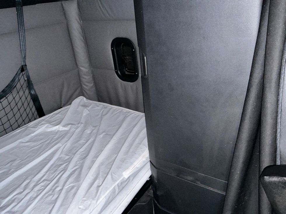 Sleeper Tractor-Heavy Duty Tractors-Freightliner-2022-T12664ST-Torrance-CA-449,545\n\t\tmiles-$ 80,250 - Image 18