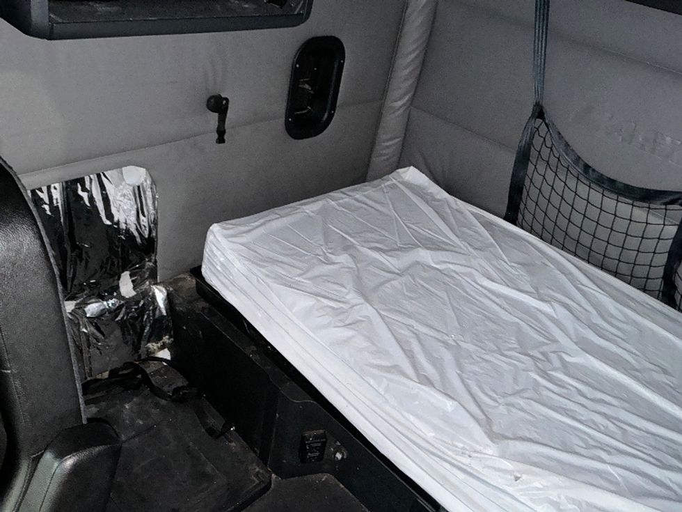 Sleeper Tractor-Heavy Duty Tractors-Freightliner-2022-T12664ST-Torrance-CA-449,545\n\t\tmiles-$ 80,250 - Image 19