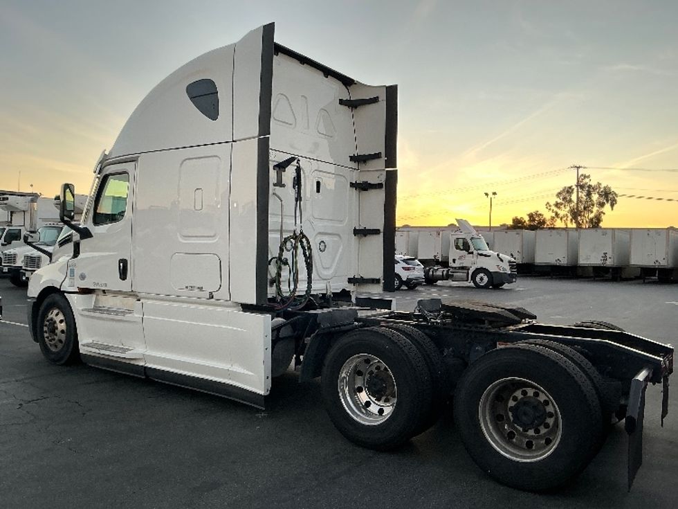 Sleeper Tractor-Heavy Duty Tractors-Freightliner-2022-T12664ST-Torrance-CA-449,545\n\t\tmiles-$ 80,250 - Image 5