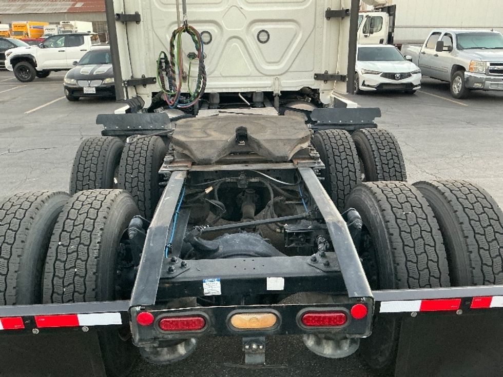 Sleeper Tractor-Heavy Duty Tractors-Freightliner-2022-T12664ST-Torrance-CA-449,545\n\t\tmiles-$ 80,250 - Image 6