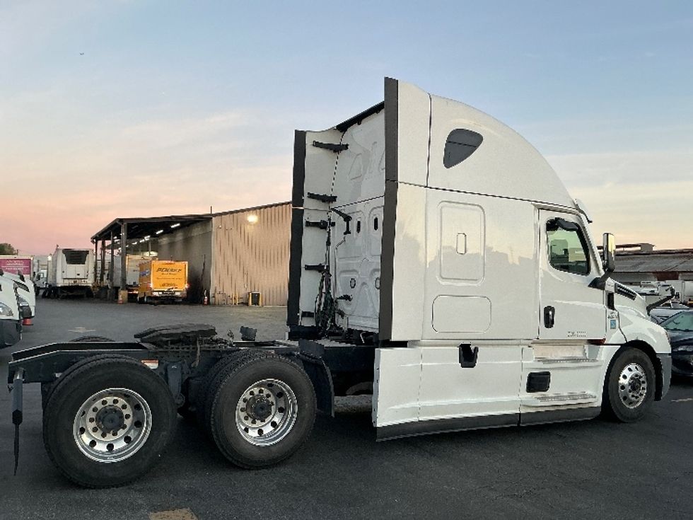 Sleeper Tractor-Heavy Duty Tractors-Freightliner-2022-T12664ST-Torrance-CA-449,545\n\t\tmiles-$ 80,250 - Image 7