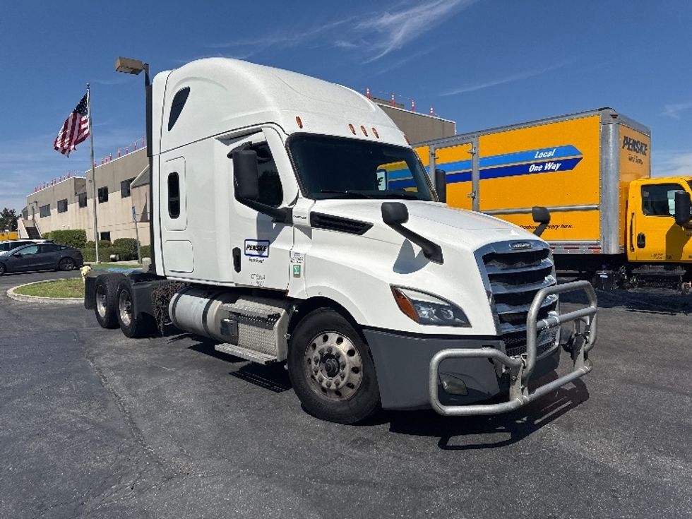 Sleeper Tractor-Heavy Duty Tractors-Freightliner-2022-T12664ST-Torrance-CA-474,163\n\t\tmiles-$ 78,750 - Image 1