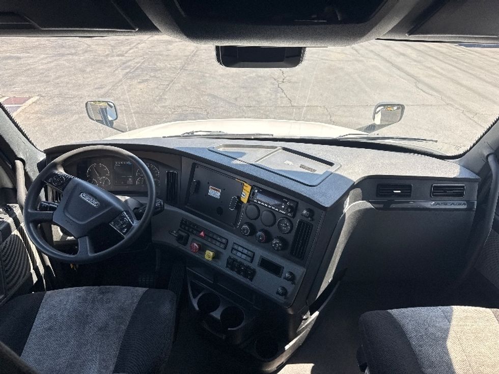Sleeper Tractor-Heavy Duty Tractors-Freightliner-2022-T12664ST-Torrance-CA-474,163\n\t\tmiles-$ 78,750 - Image 12