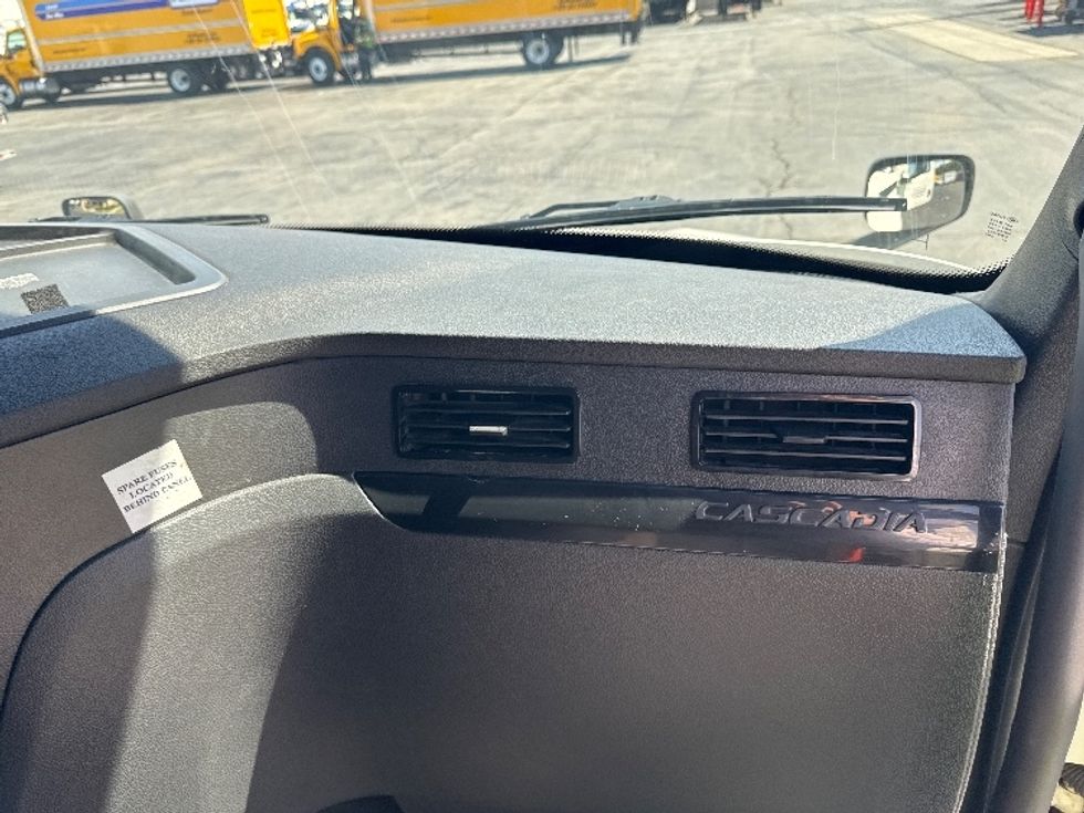Sleeper Tractor-Heavy Duty Tractors-Freightliner-2022-T12664ST-Torrance-CA-474,163\n\t\tmiles-$ 78,750 - Image 13