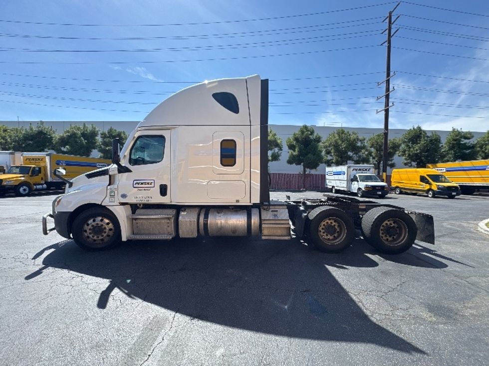Sleeper Tractor-Heavy Duty Tractors-Freightliner-2022-T12664ST-Torrance-CA-474,163\n\t\tmiles-$ 78,750 - Image 4
