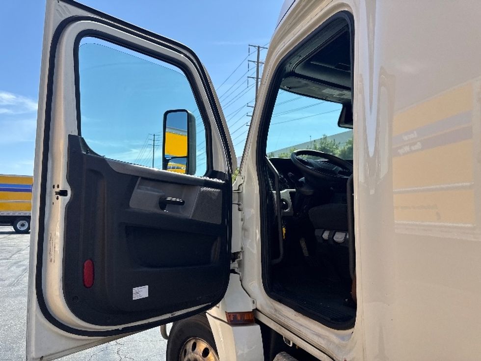 Sleeper Tractor-Heavy Duty Tractors-Freightliner-2022-T12664ST-Torrance-CA-474,163\n\t\tmiles-$ 78,750 - Image 9