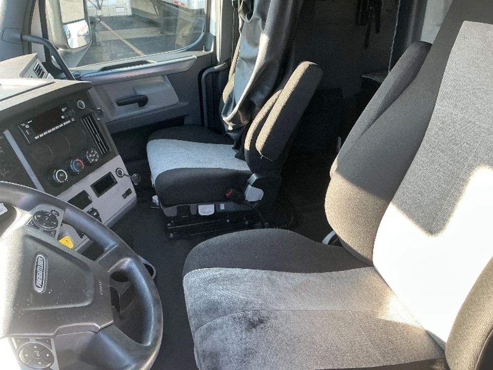 Sleeper Tractor-Heavy Duty Tractors-Freightliner-2022-T12664ST-Torrance-CA-478,612\n\t\tmiles-$ 76,500 - Image 10