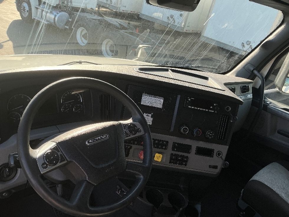 Sleeper Tractor-Heavy Duty Tractors-Freightliner-2022-T12664ST-Torrance-CA-478,612\n\t\tmiles-$ 76,500 - Image 11