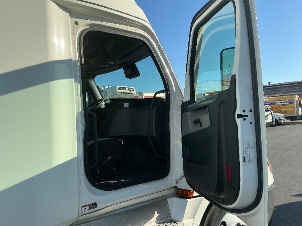 Sleeper Tractor-Heavy Duty Tractors-Freightliner-2022-T12664ST-Torrance-CA-478,612\n\t\tmiles-$ 76,500 - Image 13