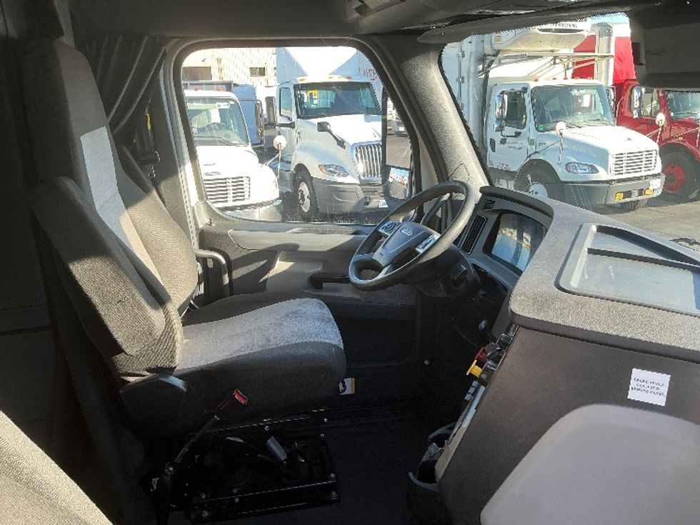 Sleeper Tractor-Heavy Duty Tractors-Freightliner-2022-T12664ST-Torrance-CA-478,612\n\t\tmiles-$ 76,500 - Image 15