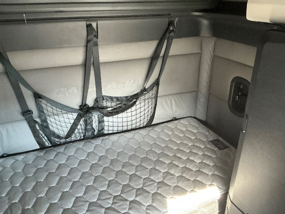 Sleeper Tractor-Heavy Duty Tractors-Freightliner-2022-T12664ST-Torrance-CA-478,612\n\t\tmiles-$ 76,500 - Image 16