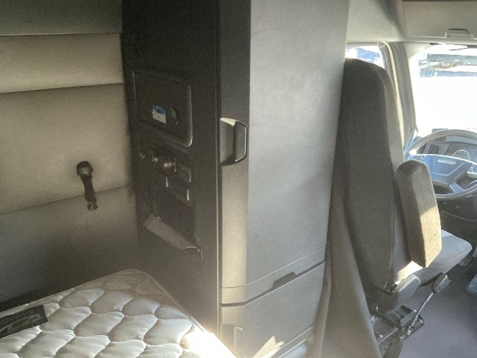 Sleeper Tractor-Heavy Duty Tractors-Freightliner-2022-T12664ST-Torrance-CA-478,612\n\t\tmiles-$ 76,500 - Image 18