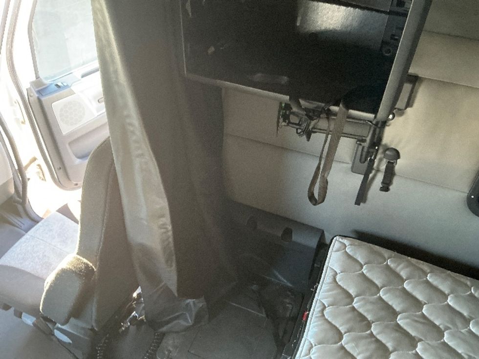 Sleeper Tractor-Heavy Duty Tractors-Freightliner-2022-T12664ST-Torrance-CA-478,612\n\t\tmiles-$ 76,500 - Image 19