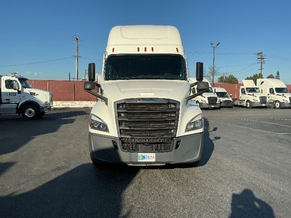 Sleeper Tractor-Heavy Duty Tractors-Freightliner-2022-T12664ST-Torrance-CA-478,612\n\t\tmiles-$ 76,500 - Image 2