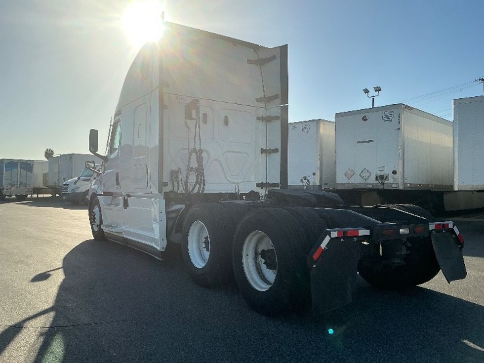 Sleeper Tractor-Heavy Duty Tractors-Freightliner-2022-T12664ST-Torrance-CA-478,612\n\t\tmiles-$ 76,500 - Image 5