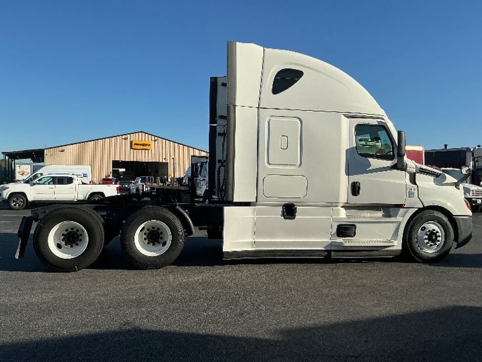 Sleeper Tractor-Heavy Duty Tractors-Freightliner-2022-T12664ST-Torrance-CA-478,612\n\t\tmiles-$ 76,500 - Image 8