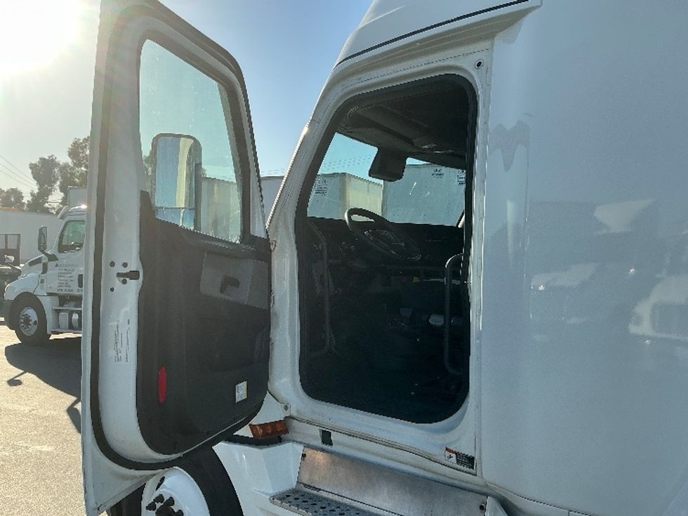 Sleeper Tractor-Heavy Duty Tractors-Freightliner-2022-T12664ST-Torrance-CA-478,612\n\t\tmiles-$ 76,500 - Image 9