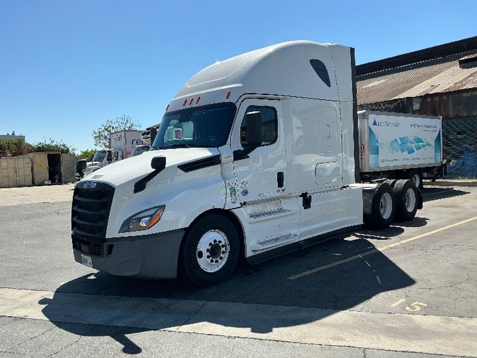 Sleeper Tractor-Heavy Duty Tractors-Freightliner-2022-T12664ST-Torrance-CA-488,197\n\t\tmiles-$ 73,500 - Image 1
