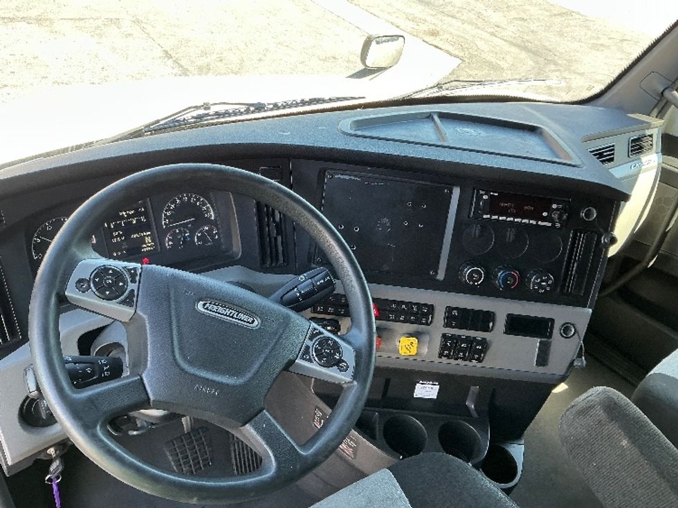 Sleeper Tractor-Heavy Duty Tractors-Freightliner-2022-T12664ST-Torrance-CA-488,197\n\t\tmiles-$ 73,500 - Image 11