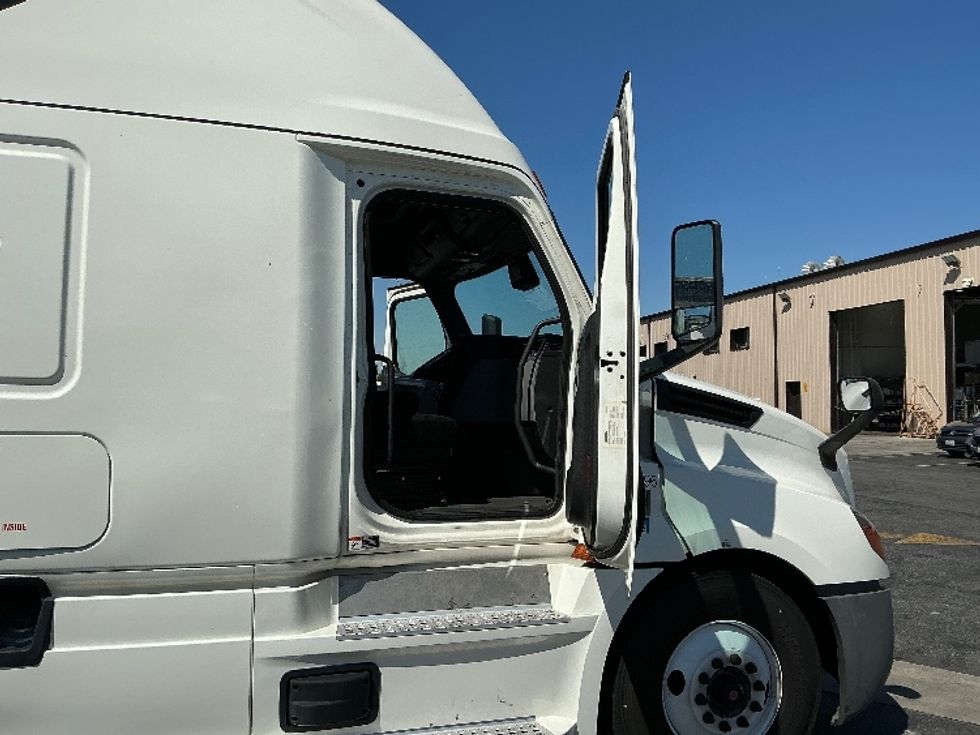 Sleeper Tractor-Heavy Duty Tractors-Freightliner-2022-T12664ST-Torrance-CA-488,197\n\t\tmiles-$ 73,500 - Image 13