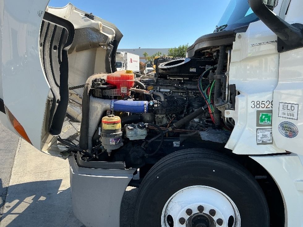 Sleeper Tractor-Heavy Duty Tractors-Freightliner-2022-T12664ST-Torrance-CA-488,197\n\t\tmiles-$ 73,500 - Image 19