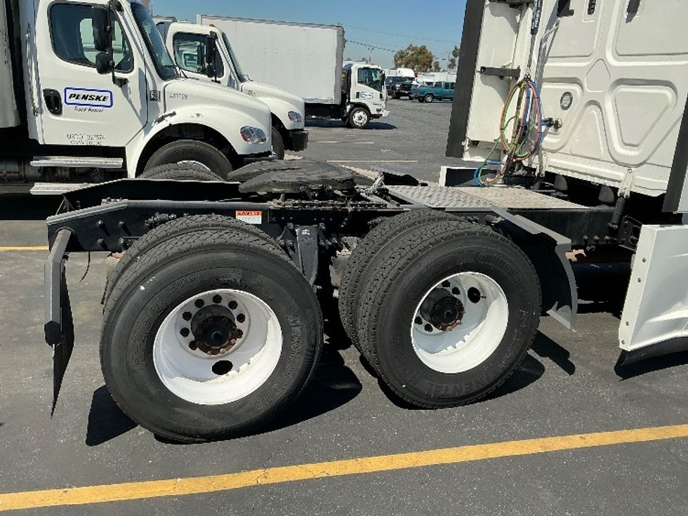 Sleeper Tractor-Heavy Duty Tractors-Freightliner-2022-T12664ST-Torrance-CA-488,197\n\t\tmiles-$ 73,500 - Image 21