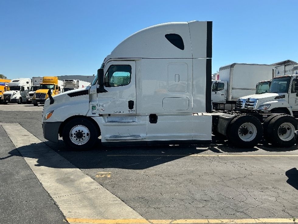 Sleeper Tractor-Heavy Duty Tractors-Freightliner-2022-T12664ST-Torrance-CA-488,197\n\t\tmiles-$ 73,500 - Image 4