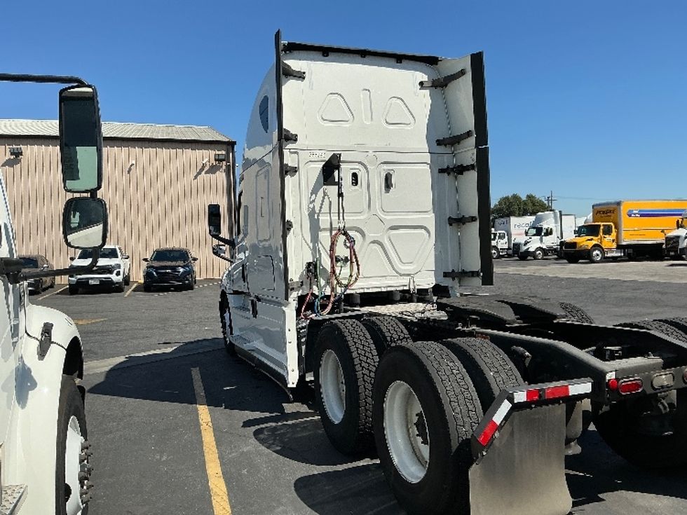 Sleeper Tractor-Heavy Duty Tractors-Freightliner-2022-T12664ST-Torrance-CA-488,197\n\t\tmiles-$ 73,500 - Image 5