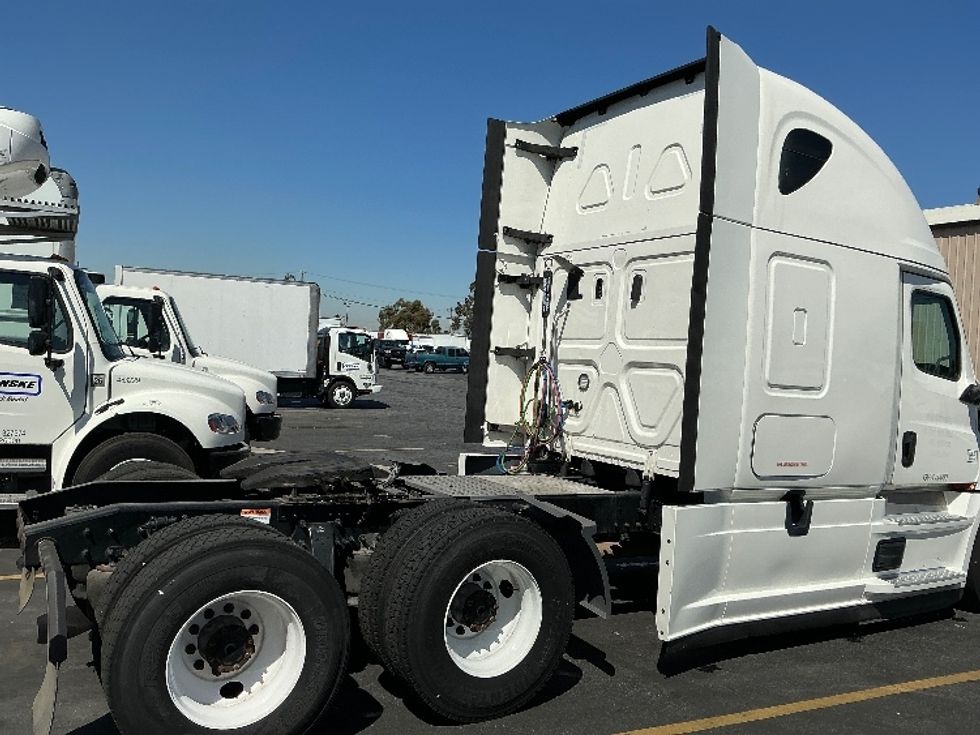 Sleeper Tractor-Heavy Duty Tractors-Freightliner-2022-T12664ST-Torrance-CA-488,197\n\t\tmiles-$ 73,500 - Image 7