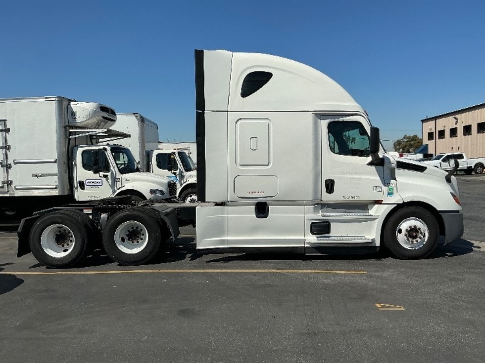 Sleeper Tractor-Heavy Duty Tractors-Freightliner-2022-T12664ST-Torrance-CA-488,197\n\t\tmiles-$ 73,500 - Image 8