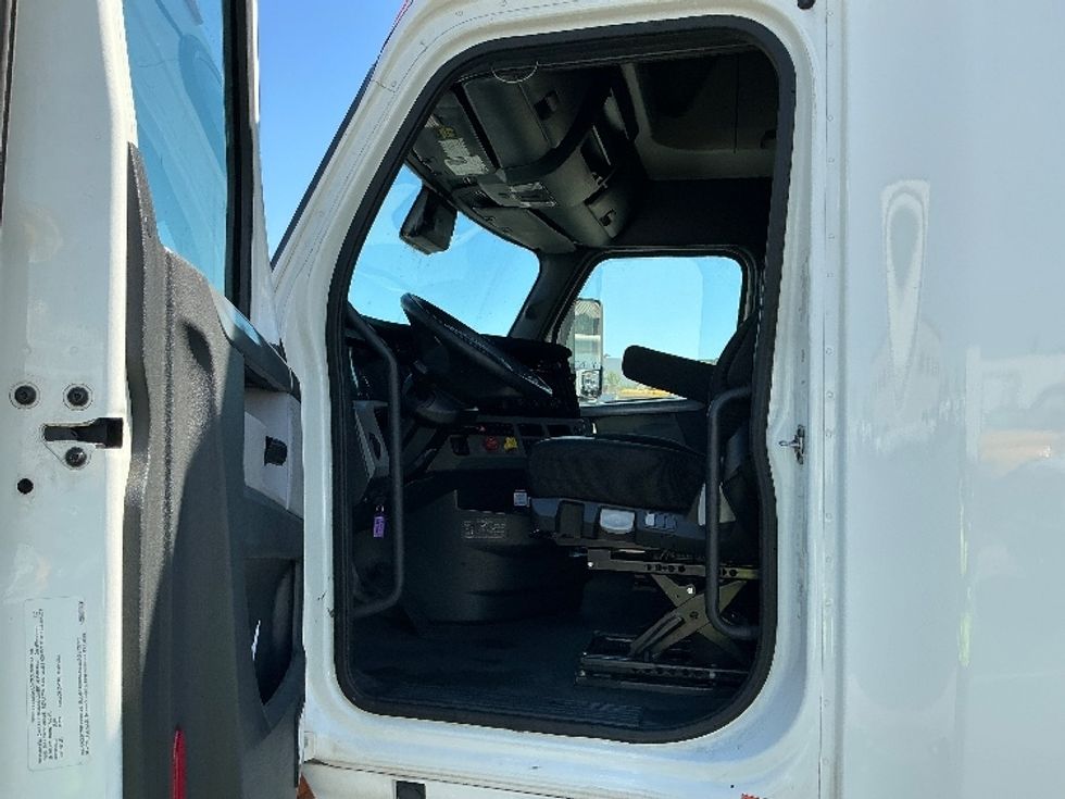 Sleeper Tractor-Heavy Duty Tractors-Freightliner-2022-T12664ST-Torrance-CA-488,197\n\t\tmiles-$ 73,500 - Image 9