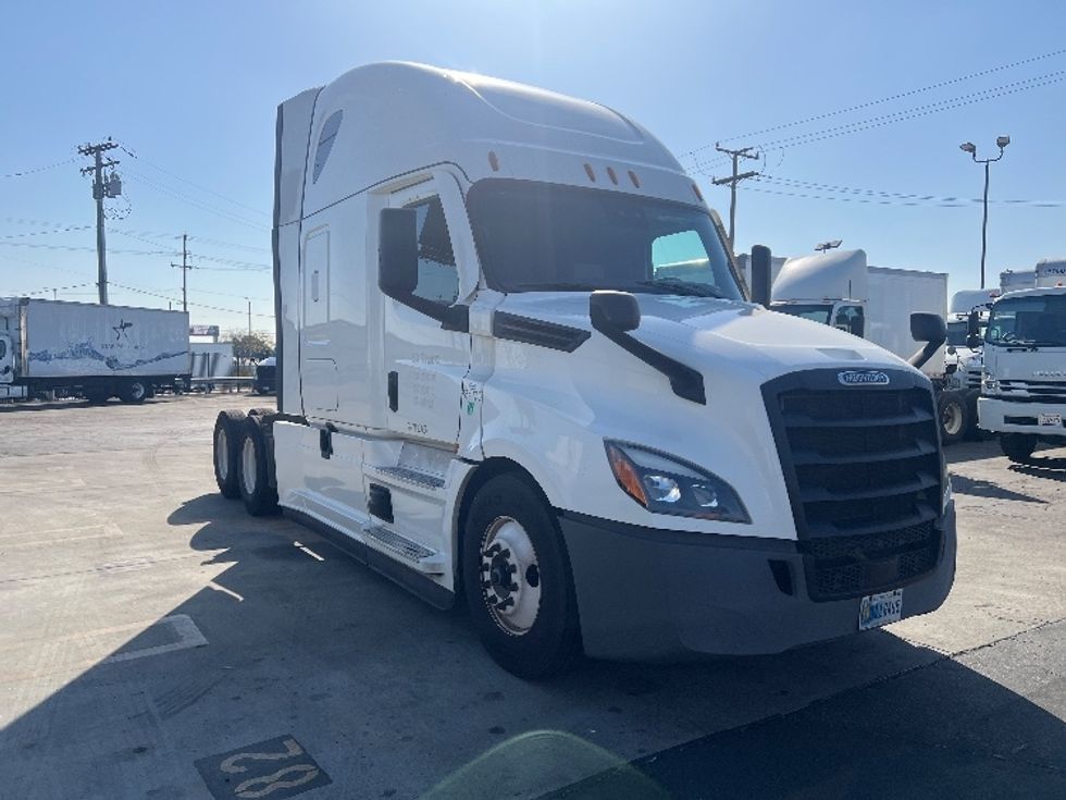 Sleeper Tractor-Heavy Duty Tractors-Freightliner-2022-T12664ST-Torrance-CA-491,207\n\t\tmiles-$ 70,250 - Image 1