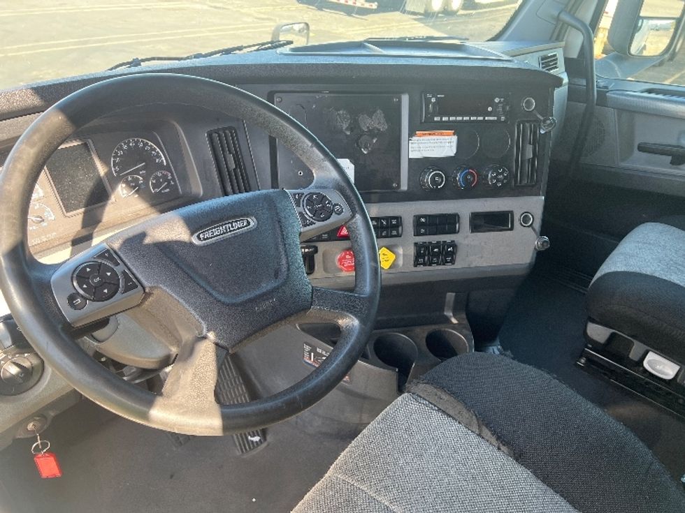 Sleeper Tractor-Heavy Duty Tractors-Freightliner-2022-T12664ST-Torrance-CA-491,207\n\t\tmiles-$ 70,250 - Image 10