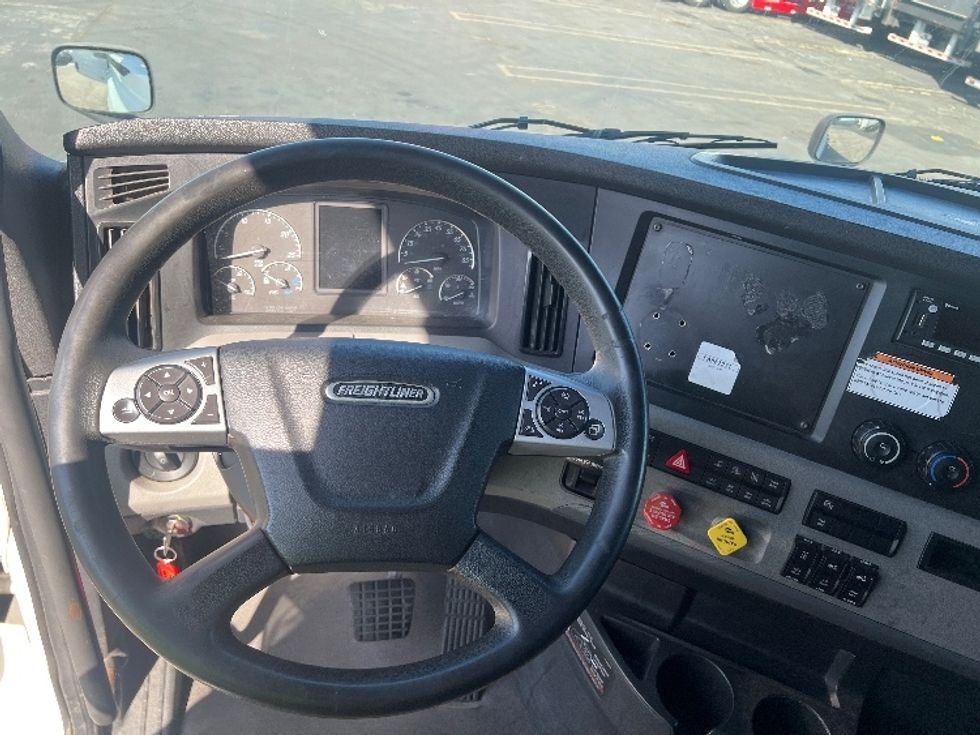 Sleeper Tractor-Heavy Duty Tractors-Freightliner-2022-T12664ST-Torrance-CA-491,207\n\t\tmiles-$ 70,250 - Image 11