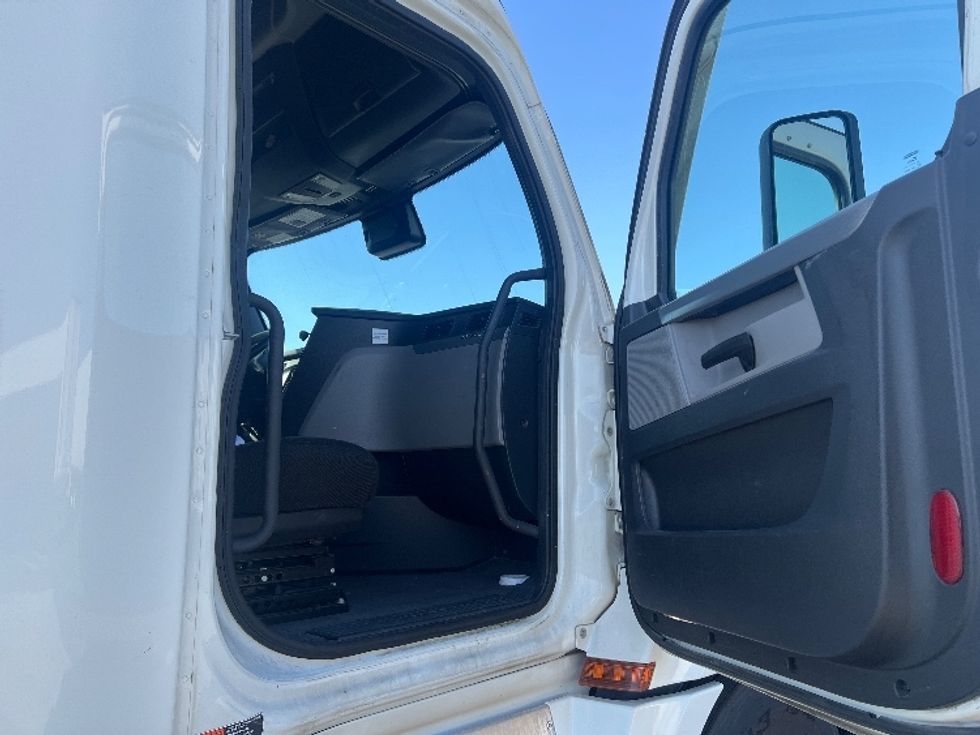 Sleeper Tractor-Heavy Duty Tractors-Freightliner-2022-T12664ST-Torrance-CA-491,207\n\t\tmiles-$ 70,250 - Image 13