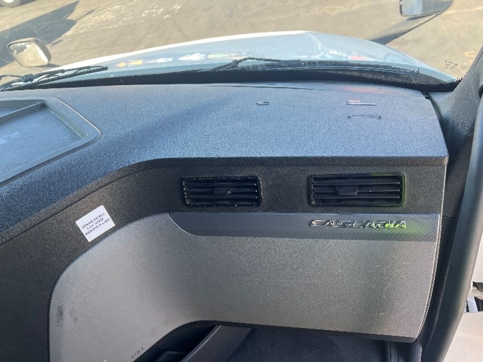 Sleeper Tractor-Heavy Duty Tractors-Freightliner-2022-T12664ST-Torrance-CA-491,207\n\t\tmiles-$ 70,250 - Image 14