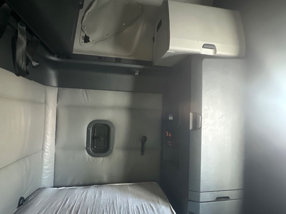 Sleeper Tractor-Heavy Duty Tractors-Freightliner-2022-T12664ST-Torrance-CA-491,207\n\t\tmiles-$ 70,250 - Image 18