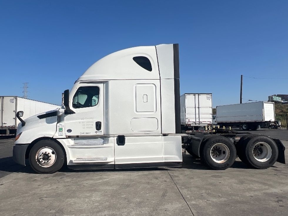 Sleeper Tractor-Heavy Duty Tractors-Freightliner-2022-T12664ST-Torrance-CA-491,207\n\t\tmiles-$ 70,250 - Image 4