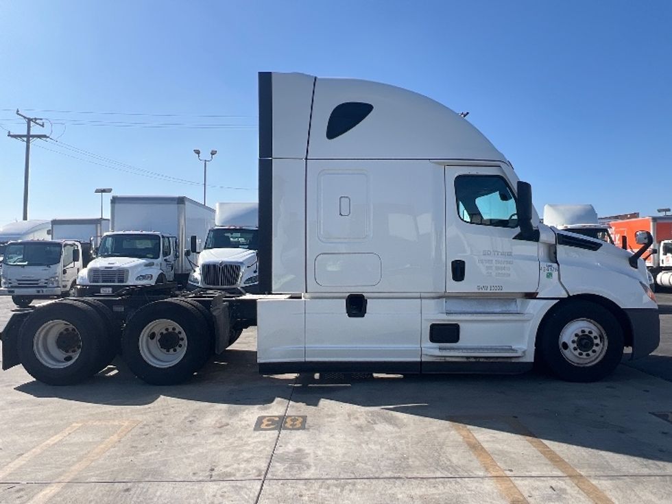 Sleeper Tractor-Heavy Duty Tractors-Freightliner-2022-T12664ST-Torrance-CA-491,207\n\t\tmiles-$ 70,250 - Image 8