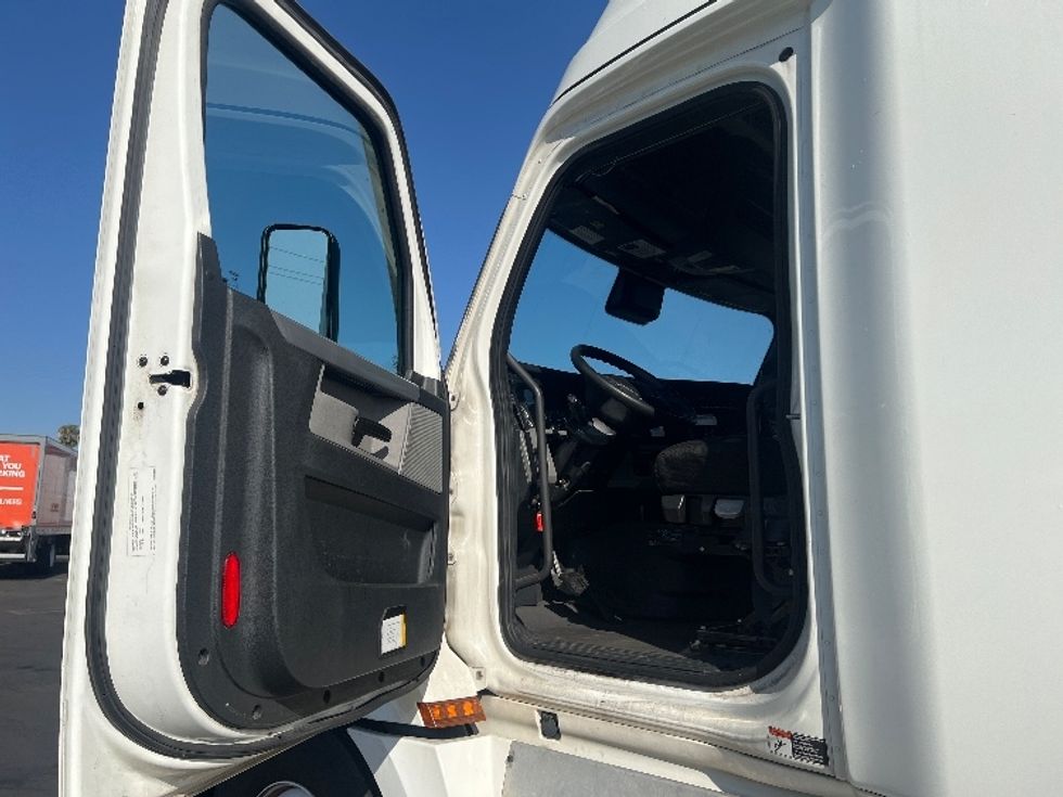 Sleeper Tractor-Heavy Duty Tractors-Freightliner-2022-T12664ST-Torrance-CA-491,207\n\t\tmiles-$ 70,250 - Image 9