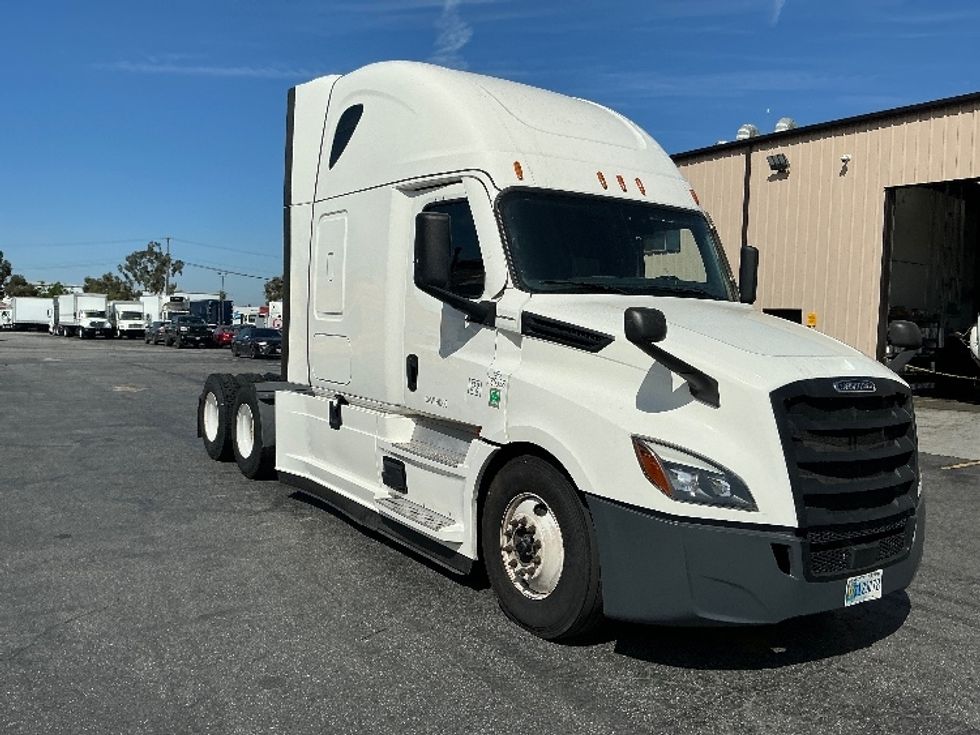 Sleeper Tractor-Heavy Duty Tractors-Freightliner-2022-T12664ST-Torrance-CA-498,299\n\t\tmiles-$ 74,250 - Image 1