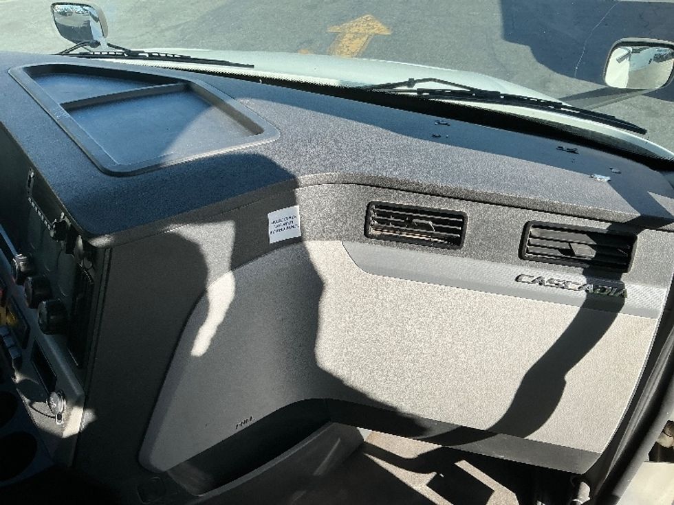 Sleeper Tractor-Heavy Duty Tractors-Freightliner-2022-T12664ST-Torrance-CA-498,299\n\t\tmiles-$ 74,250 - Image 14