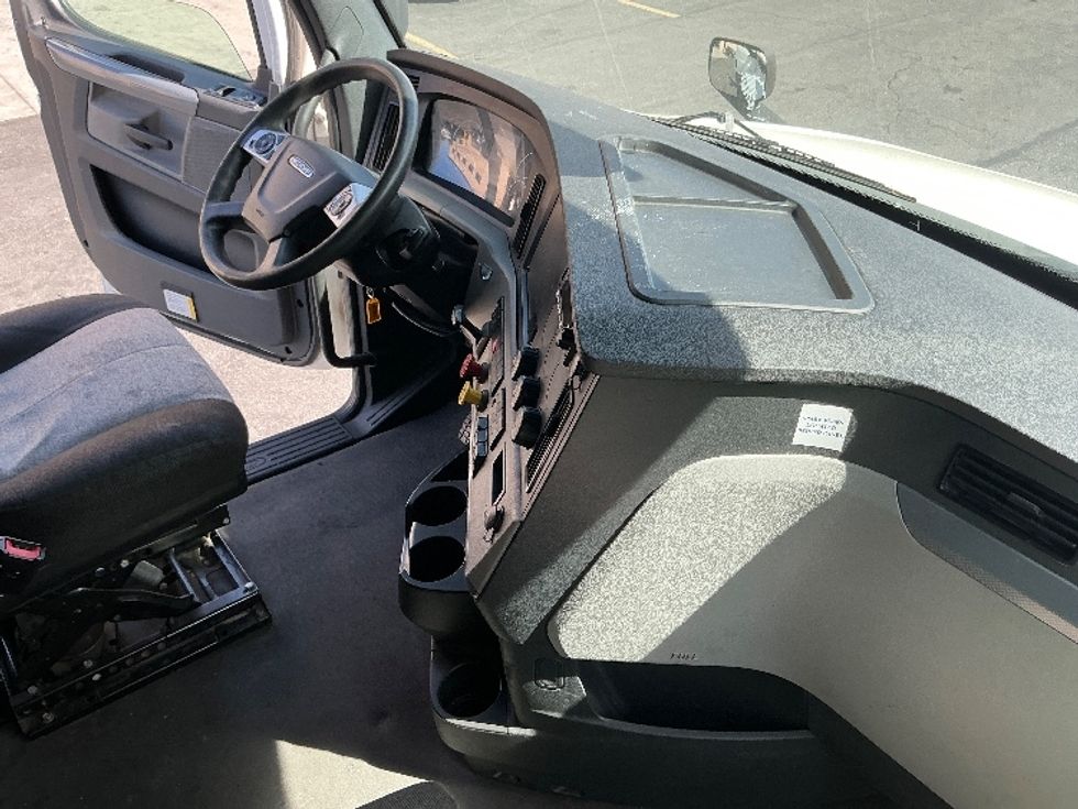 Sleeper Tractor-Heavy Duty Tractors-Freightliner-2022-T12664ST-Torrance-CA-498,299\n\t\tmiles-$ 74,250 - Image 15
