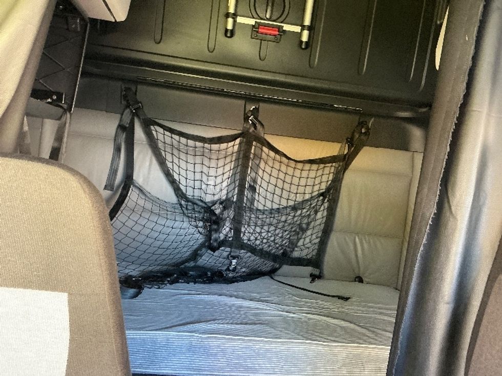 Sleeper Tractor-Heavy Duty Tractors-Freightliner-2022-T12664ST-Torrance-CA-498,299\n\t\tmiles-$ 74,250 - Image 16