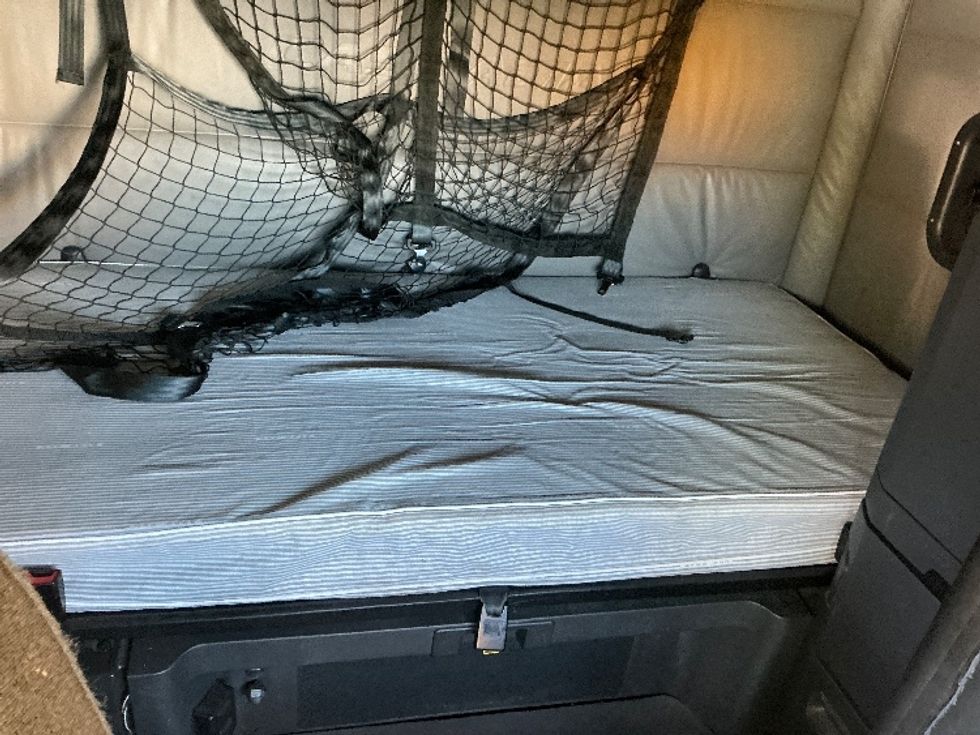 Sleeper Tractor-Heavy Duty Tractors-Freightliner-2022-T12664ST-Torrance-CA-498,299\n\t\tmiles-$ 74,250 - Image 17