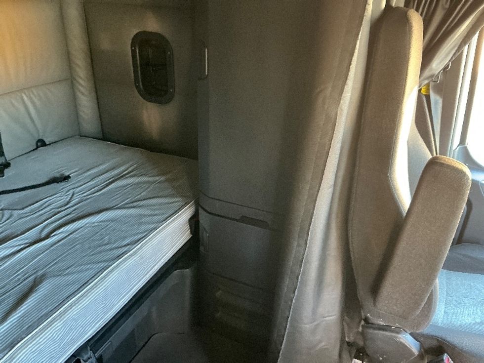 Sleeper Tractor-Heavy Duty Tractors-Freightliner-2022-T12664ST-Torrance-CA-498,299\n\t\tmiles-$ 74,250 - Image 18