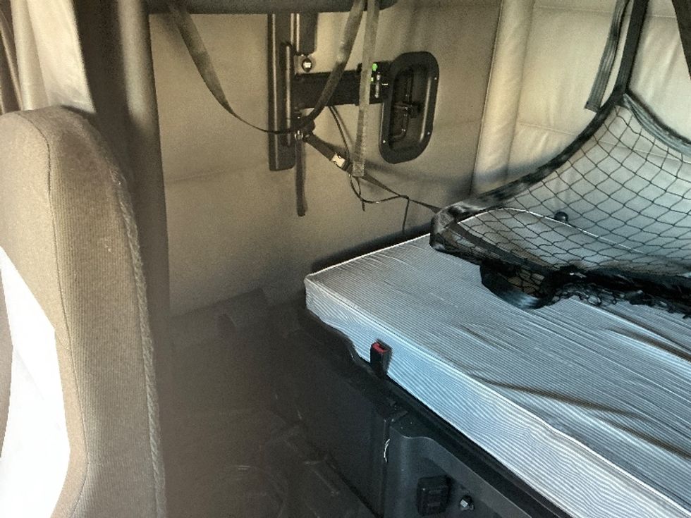 Sleeper Tractor-Heavy Duty Tractors-Freightliner-2022-T12664ST-Torrance-CA-498,299\n\t\tmiles-$ 74,250 - Image 19